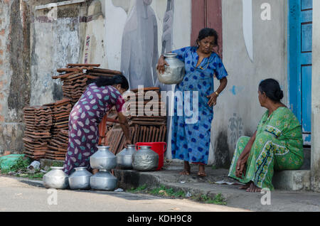 Frauen Hausarbeit tun in den Straßen von Fort Kochi Stockfoto