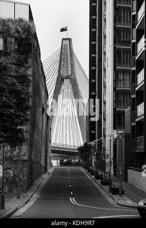 Einer der Türme der Anzac Bridge in Sydney ist am Ende der schmalen Straße in Pyrmont, Australien sichtbar Stockfoto