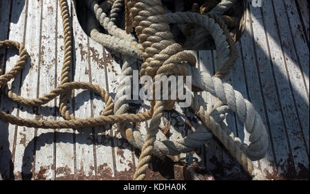 Seile auf Havarierten Boot als Hintergrundbild Stockfoto
