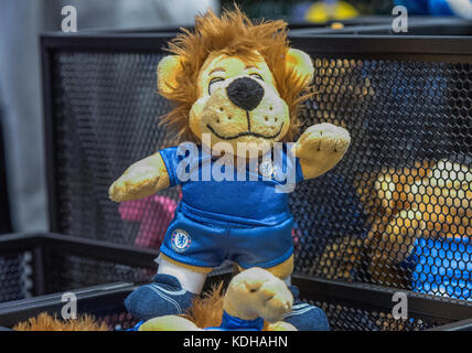 Besuch der Stamford Bridge Stadion. Souvenirs im Fan Shop Stockfoto