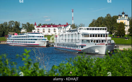 Blick auf die beiden Cruise Liner Terminal in der Nähe der Stadt Uglich, Russland Stockfoto