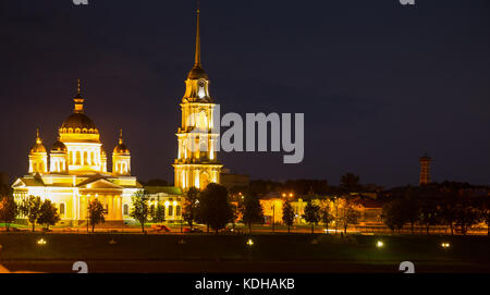 Nacht Blick auf beleuchteten Verklärung Kathedrale und Autobahnbrücke in Rybinsk, Russland Stockfoto