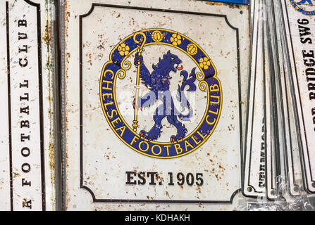 Besuch der Stamford Bridge Stadion. Souvenirs im Fan Shop Stockfoto