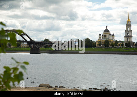 Blick auf verklärung Kathedrale und Autobahnbrücke in Rybinsk, Russland Stockfoto