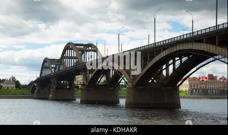 Blick auf verklärung Kathedrale und Autobahnbrücke in Rybinsk, Russland Stockfoto