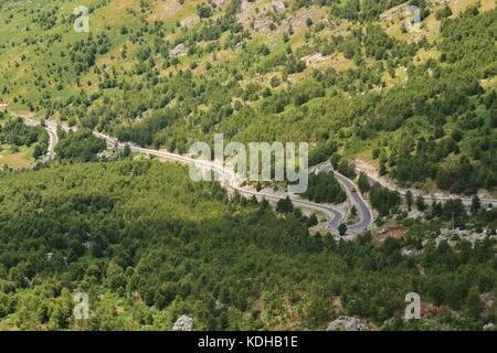 Serpentinenstraße in theth National Park in Nord Albanien. Südosteuropa. Stockfoto