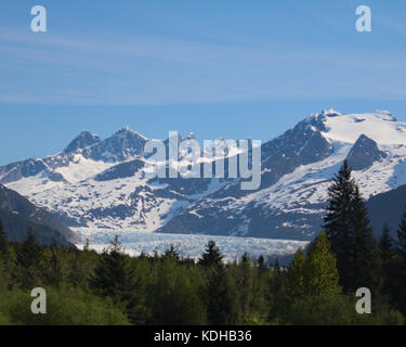 In den tongass National Forest in Juneau Alaska eingebettet liegt das Mendenhall Gletscher einen großen Berg Gletscher in einem schönen Tal Stockfoto