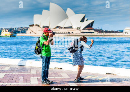 Zwei Touristen pause Fotografien in der Kai Seite des Hafens von Sydney, sydney Australien New South Wales zu nehmen. Stockfoto