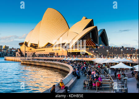 Touristen und City folk genießen Sie einen späten Abend Sonnenuntergang von Sydney Opera House, Sydney Australien New South Wales. Stockfoto