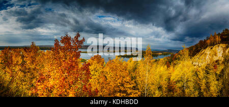 Panoramaaussicht, Gelb Herbst Bäume auf Hügel vor der Wolga Stockfoto