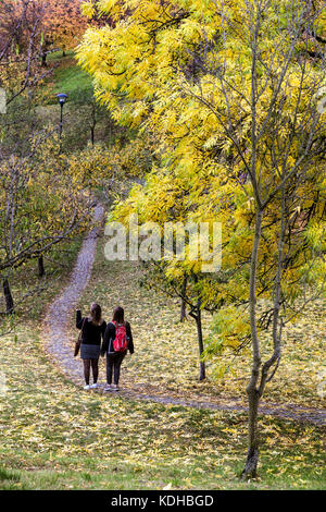 Zwei Mädchen gehen runter, Prager Petrin Hill Park Prager Herbst Mala Strana, Tschechische Republik fällt Blätter Stockfoto