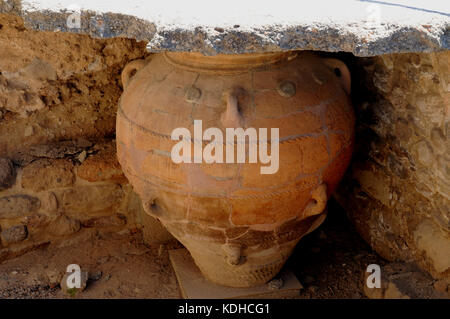 Pithoi Vorratsgefäße in situ in der Minoischen Stadt von Phaestos in South Central Crete. Sie wurden verwendet, Wein, Öl, Oliven und Getreide zu speichern. Stockfoto