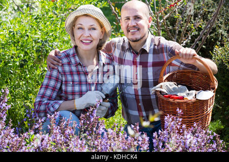 Senior lachend ein Paar im Garten Im Garten im Hinterhof eingerückt Stockfoto