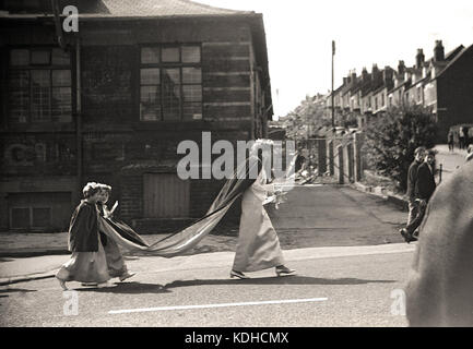 1950, historische, in der Feier des Jahrestages der Sonntagsschule Bewegung in Manchester, England, UK, Kinder aus den verschiedenen christlichen Schulen Parade entlang der Straßen der Stadt. Stockfoto