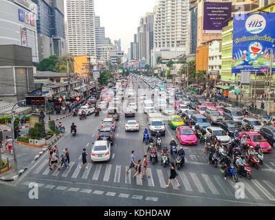 Bangkok, Thailand - 2. März 2017: Heavy Traffic Jam in der asoke Kreuzung. Fahrzeuge auf der Straße von einem zum anderen Knotenpunkt für 1,5 Kilometer gesäumt. Stockfoto