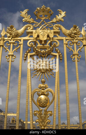 Das vergoldete Tor am Schloss von Versailles Stockfoto