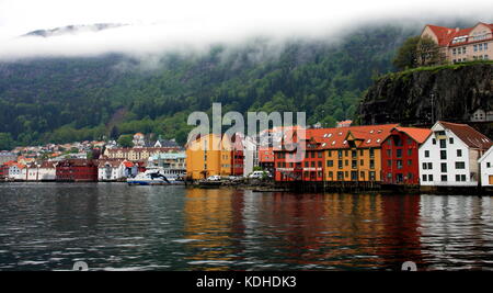 Bergen, Norwegen - die Farben des hölzernen Lagerhäuser im Hafen bunte Reflexionen auf dem Wasser im Querformat. Stockfoto