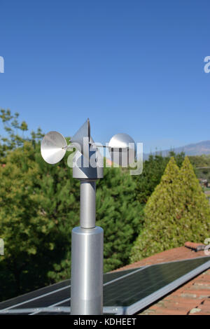 Nahaufnahme der Aluminium Anemometer auf dem Dach Stockfoto