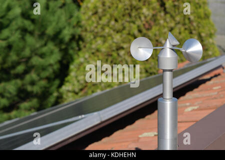 Nahaufnahme der Aluminium Anemometer auf dem Dach Stockfoto