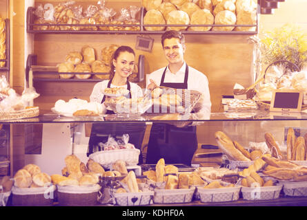 Erwachsenen Mann und Mädchen verkaufen frisches Gebäck und Brot Brote in Abschnitt Stockfoto