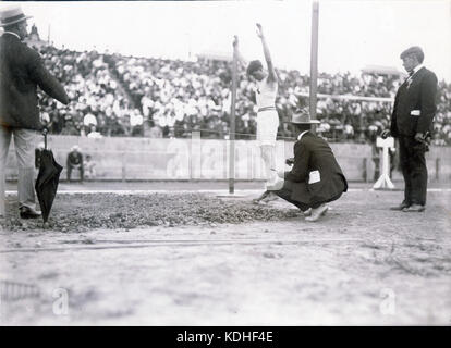 Ray Ewry des New York Athletic Club konkurrieren in der Ständigen ausgedehnter Sprung bei den Olympischen Spielen 1904. Ewry gewann den Fall Stockfoto