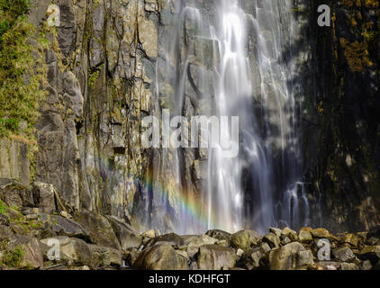 Große Fälle von nachi mit Regenbogen in Wakayama, Japan. Mit einem Rückgang von 133 Meter, es ist das Land der höchste Wasserfall mit einer ununterbrochenen sinken. Stockfoto