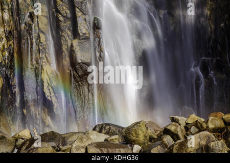 Nachi fällt mit Regenbogen in Wakayama, Japan. Mit einem Rückgang von 133 Meter, es ist das Land der höchste Wasserfall mit einer ununterbrochenen sinken. Stockfoto