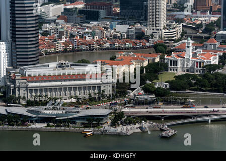 Singapurs historische Gebäude im Stadtzentrum sind: L- R , das 5-Sterne Fullerton Hotel, das offizielle Postamt von Singapur, der Uhrenturm Stockfoto