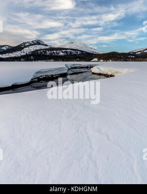 Schnee im Süden Schwester reflektiert in Soda Creek im Deschutes National Forest, Oregon. Stockfoto
