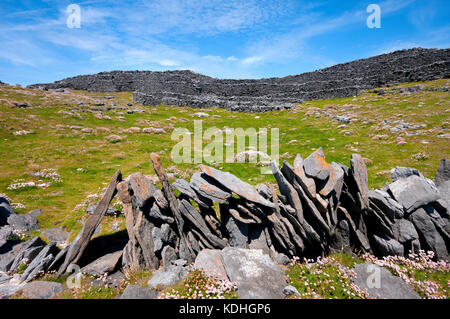 Die Ruinen der Festung Dun Duchathair (Schwarz) an der Insel Inishmore, Aran Islands, County Galway, Irland Stockfoto