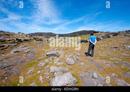 Die Ruinen der Festung Dun Duchathair (Schwarz) an der Insel Inishmore, Aran Islands, County Galway, Irland Stockfoto