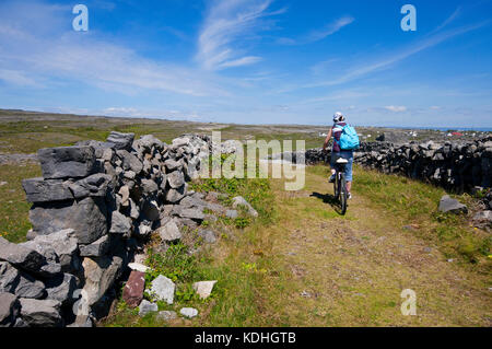 Radtouren auf der Insel Inishmore, Aran Islands, County Galway, Irland Stockfoto