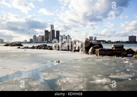 Gefrorenen, schneebedeckten Eisblöcke schwimmende den Fluss hinunter auf einen kalten Winter Nachmittag auf dem Windsor, Detroit international Riverfront Stockfoto