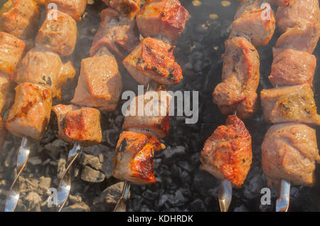 Saftiges Schweinefleisch zubereitet Outdoor auf glühende Kohlen Stockfoto