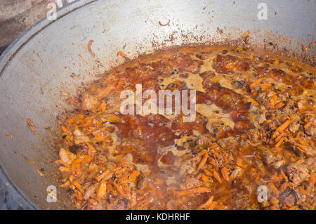 Bograch Gulasch kochen in großen Kessel-Straße Essen in Stadt Tag Festival in dnipro, Ukraine Stockfoto