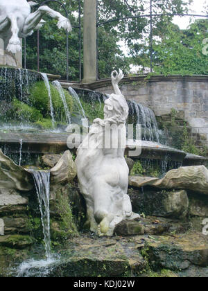 Ein Porträt einer Dame mit Perlenohrring, wahrscheinlich auf das berühmte Gemälde Mädchen mit Perlenohrring von Johannes Vermeer. Stockfoto