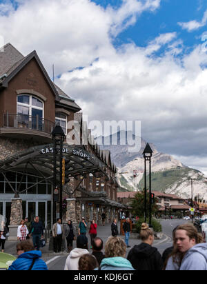 Banff, Alberta/Kanada - 31. August 2015: Menschen auf der Straße in Richtung cascade Geschäfte in Banff, Alberta. Stockfoto