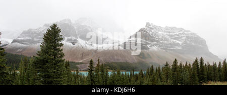 Ein Schuss von der wunderschönen kanadischen Rockies entlang des Bow River, verdeckt durch den Dunst der Wolken. Stockfoto