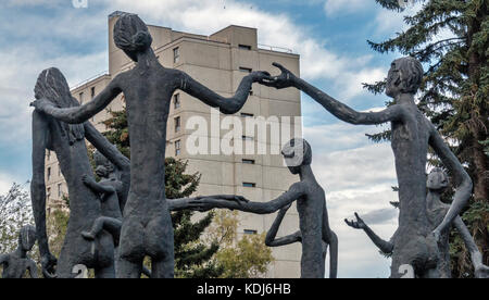 Calgary, Alberta/Kanada - 30, 2015 August: Ein "Family of Man", Errichten von Mario hubert Armengol, außerhalb der Calgary Education Center in cal Stockfoto