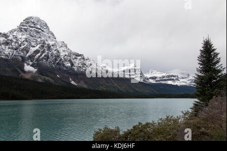 Ein ruhiger Ort entlang der sanften Wasser des Bow River in Alberta, Kanada. Stockfoto