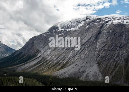 Eine dramatische und würdevollem Berg mit einem reibungslos erodiert Seite im Banff National Park in Alberta, Kanada. Stockfoto