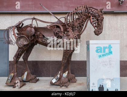 Calgary, Alberta/Kanada - 30. August 2015: Ein 'fand' Metall Pferd Skulptur von Russell zeid steht außerhalb ein Restaurant in Calgary, Alberta. Stockfoto