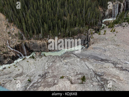 Die Schlucht unten, wie vom Gletscher Skywalk im Jasper Nationalpark gesehen. Stockfoto