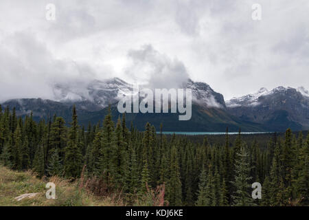 Die spektakuläre Aussicht von einer Wahlbeteiligung entlang des Icefields Parkway in Banff National Park, Alberta, Kanada. Stockfoto