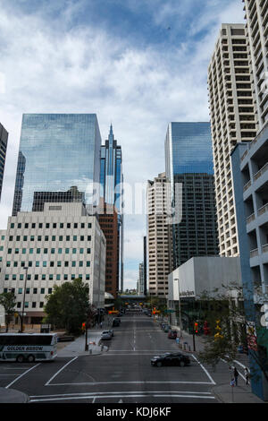 Calgary, Alberta/Kanada - 30. August 2015: Der Schnittpunkt von 6 avenue sw und 2 St sw aus einem nahe gelegenen Skyway in Calgary, Alberta. Stockfoto