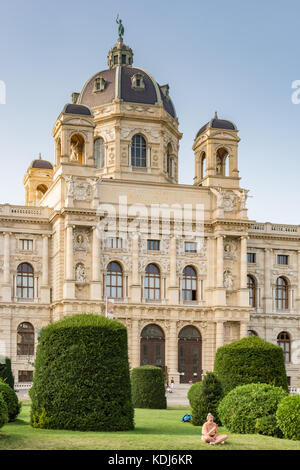 Wien, Österreich - 28 August: Touristen am Natural History Museum in der maria-theresien-Platz in Wien, Österreich, am 28. August 2017. Stockfoto