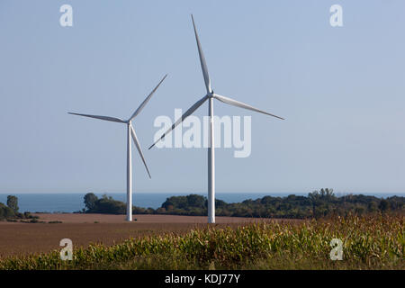 Windenergieanlagen in einem Windpark für Bewässerung und alternative Energieerzeugung. Stockfoto