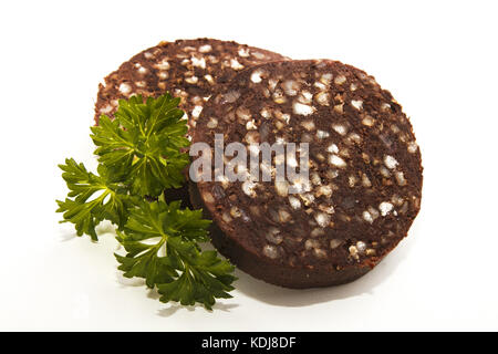 Raw irischen Blutwurst mit Haferflocken auf hell mit frischer Petersilie Stockfoto