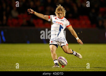 Sale Sharks' FAF De Klerk startet eine Konvertierung gegen Toulouse, während des zweiten Spiels des European Challenge Cup Pools im AJ Bell Stadium, Sale. Stockfoto