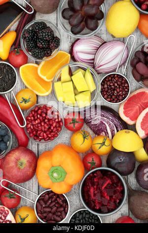 Super Essen Gesundheit essen Konzept mit Obst, Gemüse, Hülsenfrüchte und Körner hoch in den Antioxydantien, Anthocyane und Vitamine auf rustikalen, mit Holz. Stockfoto